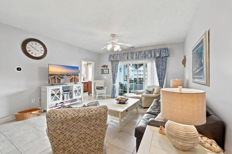Dew Drop Inn Resort Villa with Massive Pool Oasis - Bed and Breakfast Myrtle Beach