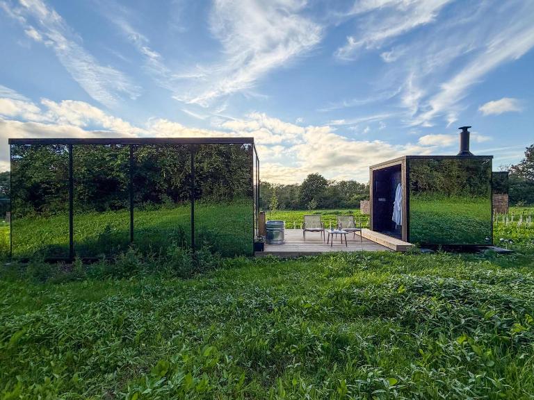 Luxury Mirrored Cabin with Sauna & Plunge Pool - Ferienwohnung Llanddyfnan