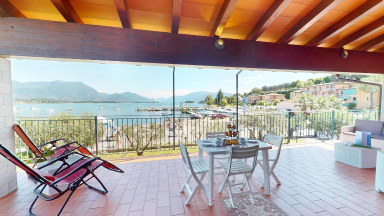 Lido Apartment by Booking Garda Lake - B&B Manerba del Garda