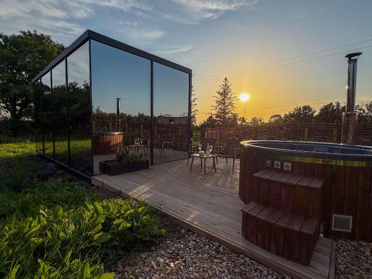 Stylish Mirrored Cabin with Hot Tub & Sauna - Ferienwohnung Llangefni