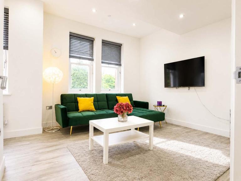The Lodge - Vibrant 2-Bed Flat with free parking - B&B Cardiff