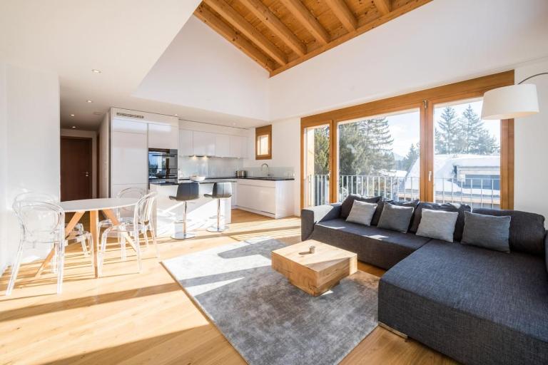 Elegant Apartment Near Laax Slopes - B&B Laax