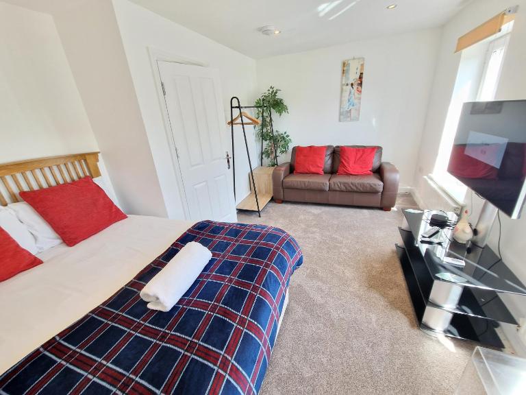 NightRest Homes 6 Bedroom House- Smart TV In each Room - Parking - Wifi -Milton Keynes - B&B Milton Keynes