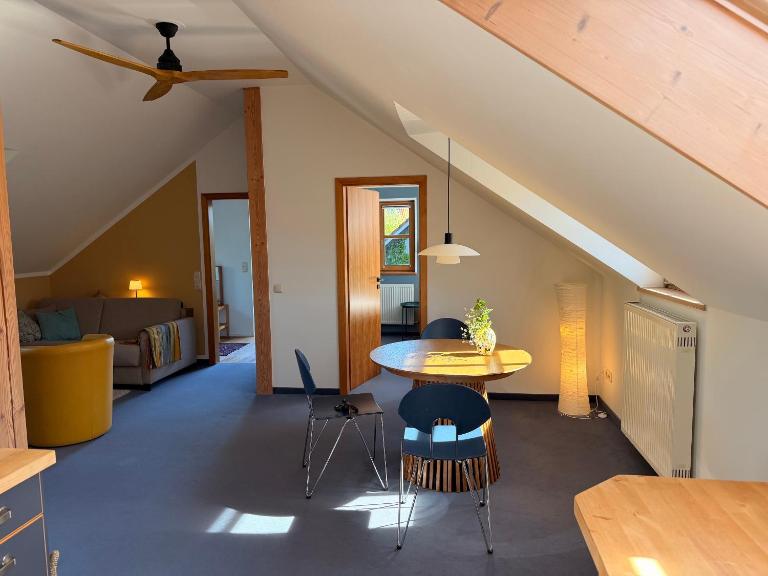 Einladende DG-Wohnung mitten im Starnberger 5-Seenland - Chambres d'hôtes Seefeld