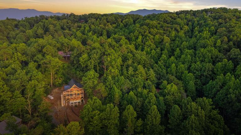 Little Woods Cabin Family Friendly with Games - Bed and Breakfast Sevierville