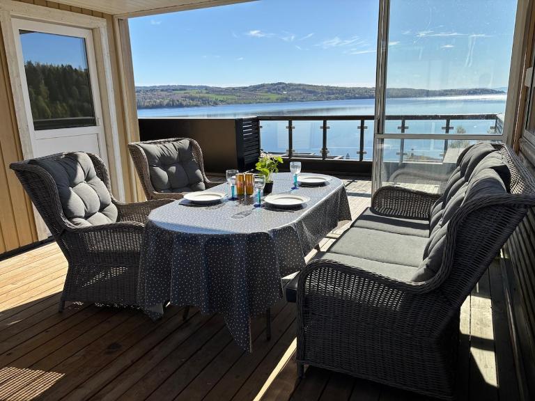 Modern house with panoramic views of Mjøsa - Chambres d'hôtes Gjøvik