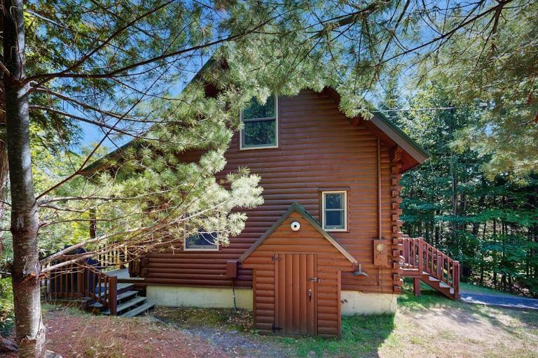 Dog-friendly lakefront home with deck, grill, WiFi, shared dock & water access - B&B Greenville