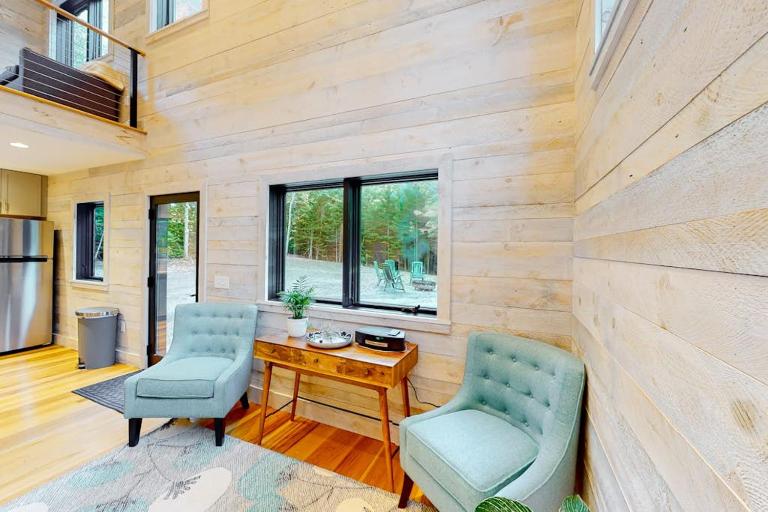 Contemporary retreat with grill, firepit, & patio - walk to beach - B&B Marlboro