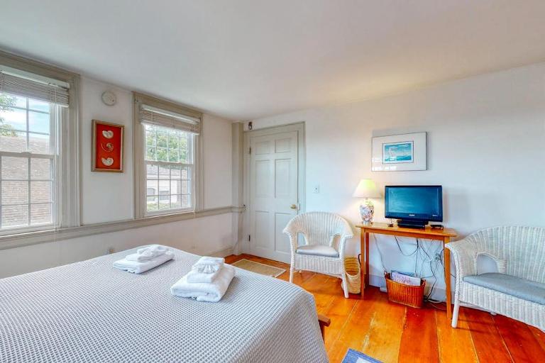 Lovely studio w/full kitchen/free WiFi- next to river/antique shops/restaurants - B&B Wiscasset