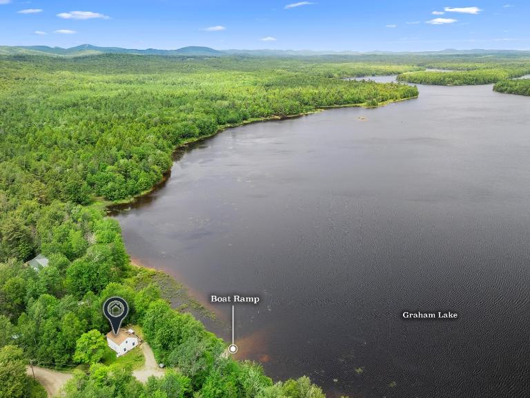 Waterfront home on Graham Lake with kayaks, bikes, firepit & fireplace - B&B Mariaville