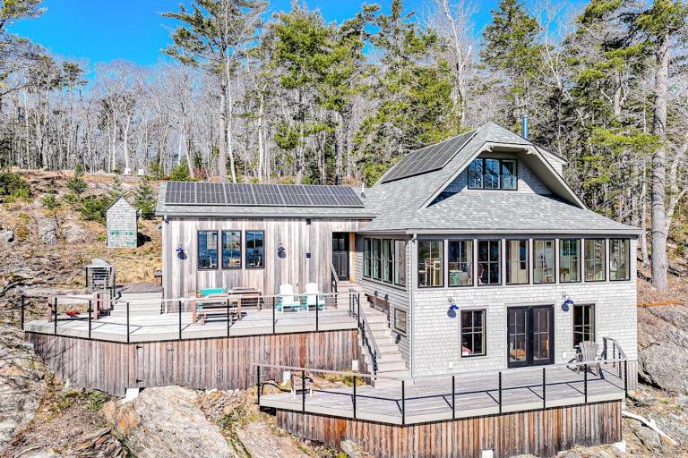 Oceanfront home on 6 acres with multi-level deck & spectacular view - Bed and Breakfast Rockport