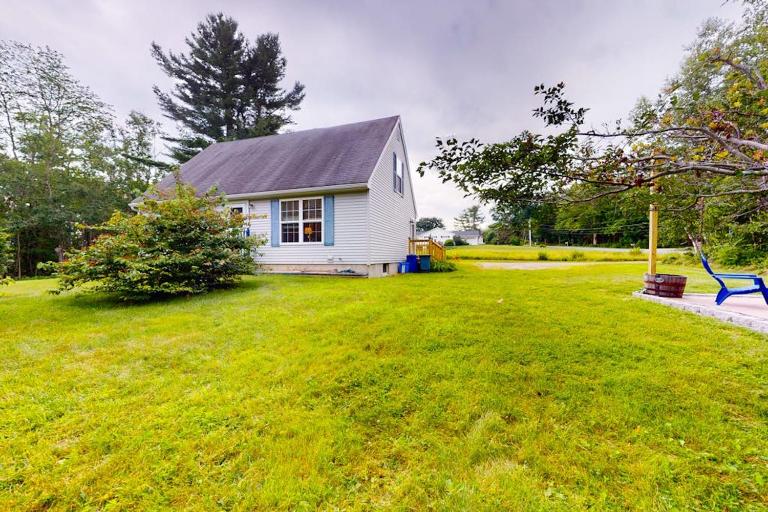 Serene home with a deck, grill, firepit, board games, washer/dryer, & mtn views - B&B East Lamoine