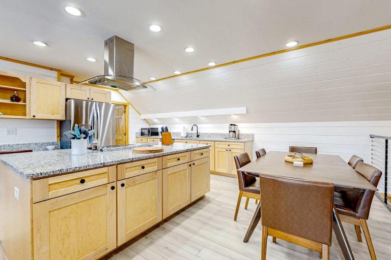 Dog-friendly apartment by Moosehead Lake with sprawling deck & firepit - Bed and Breakfast Rockwood