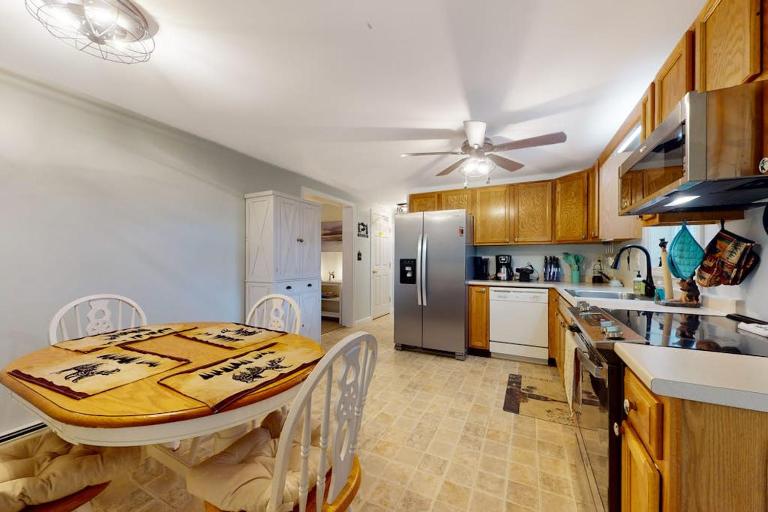 Serene home with a deck, grill, firepit, board games, washer/dryer, & mtn views - B&B East Lamoine