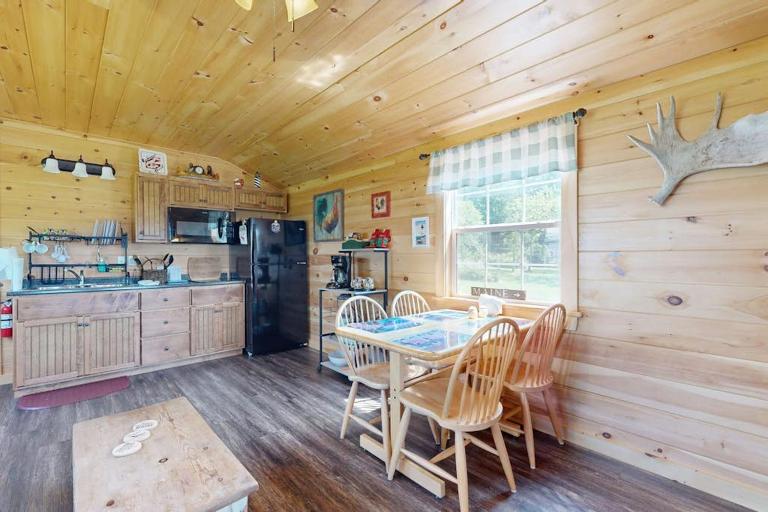 Cozy Cabin with Ocean and Mountain Views, Free Internet - B&B Sullivan