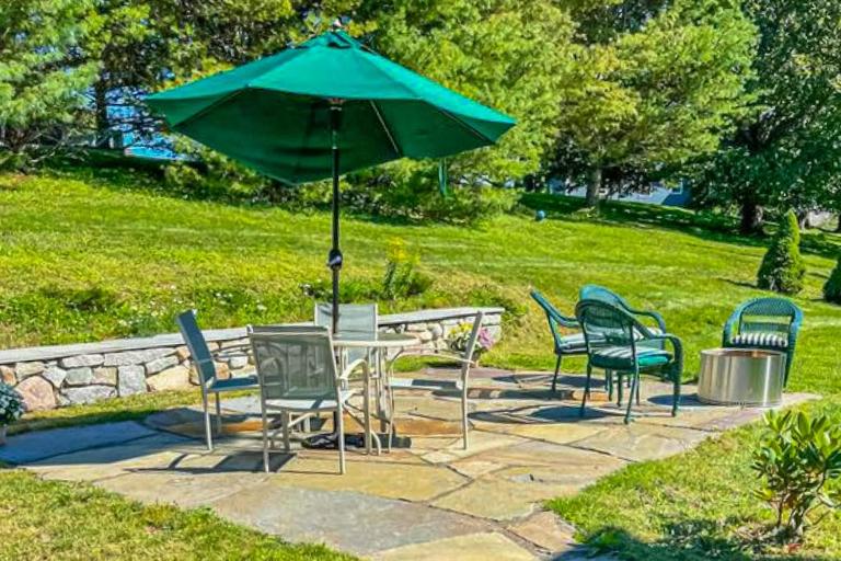 Charming Coastal House with Cozy Living Spaces and Outdoor Firepit - B&B Winter Harbor