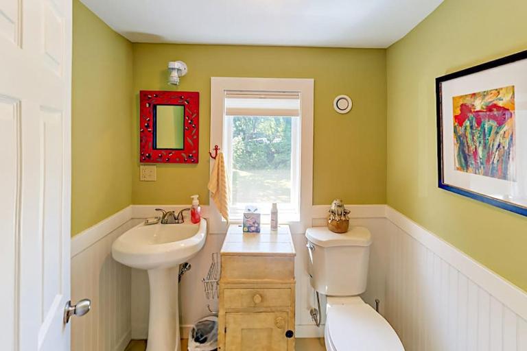 Renovated waterfront cottage with expansive deck, multiple fireplaces, & grill - B&B Lamoine Beach