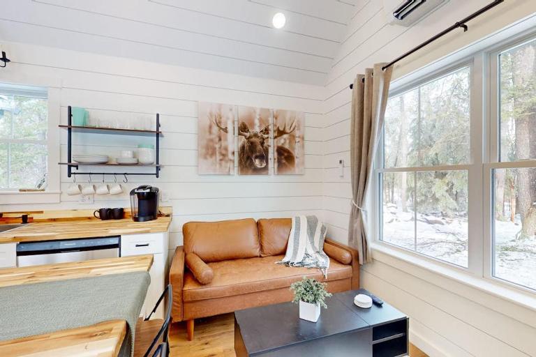 Brand-new dog-friendly home near Hancock Pond with firepit, grill, streaming, AC - B&B Bucksport