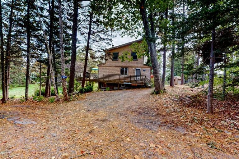 Dog-friendly 3-story home with wood stove, deck, grill, ocean views, W/D, AC - B&B Southwest Harbor