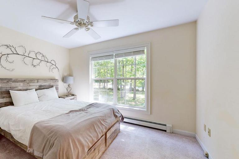 Peaceful home with forest views & great yard - minutes to town - Chambres d'hôtes Wiscasset
