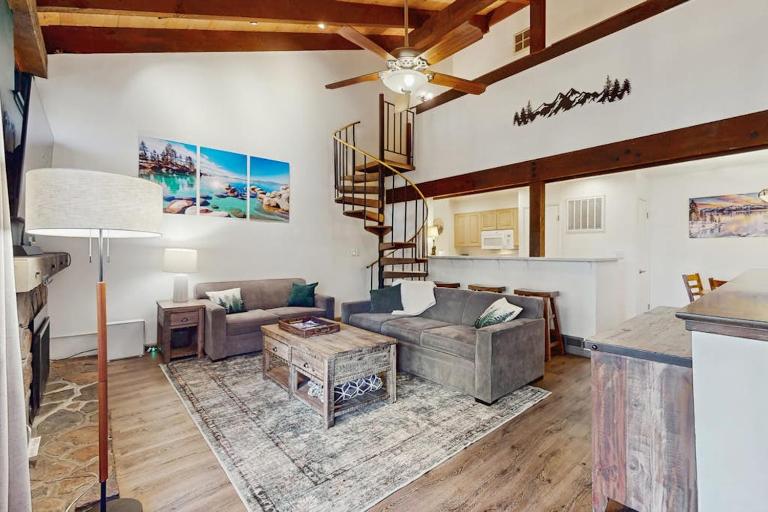 Welcome to a quintessential mountain hideaway brimming with Lake Tahoe charm - Chambres d'hôtes South Lake Tahoe