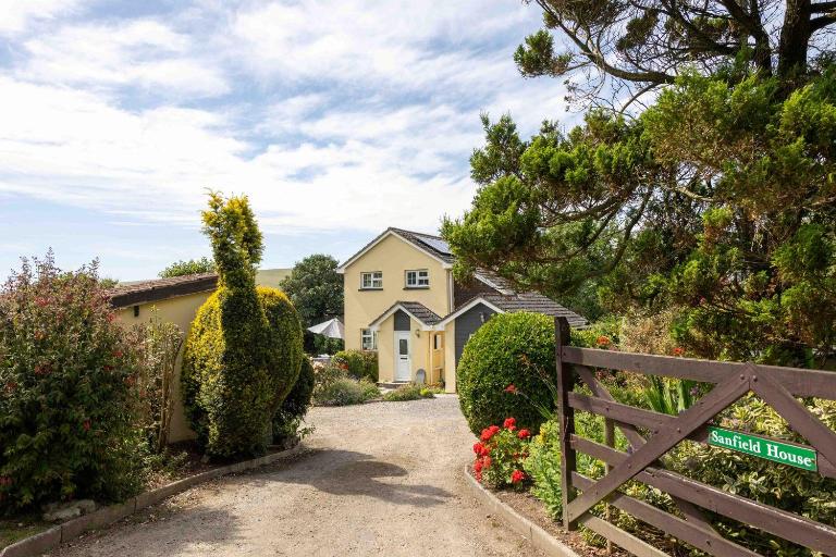 4 Bed with large garden sea views near Saunton - B&B Georgeham