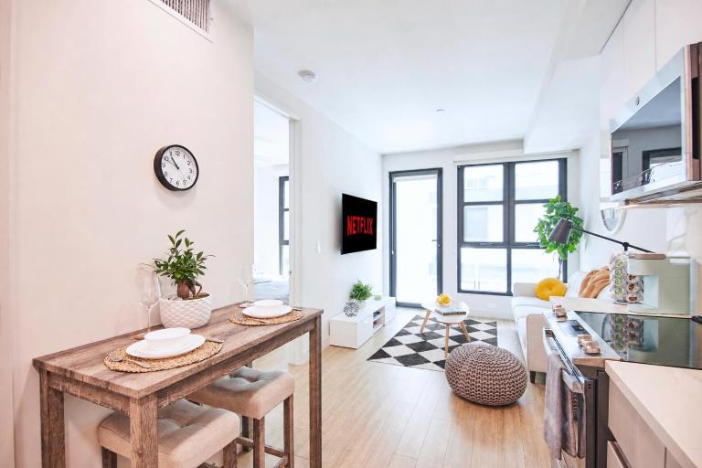 Modern 1BR in Santa Monica King Bed Rooftop Free Parking - Ferienwohnung Los Angeles