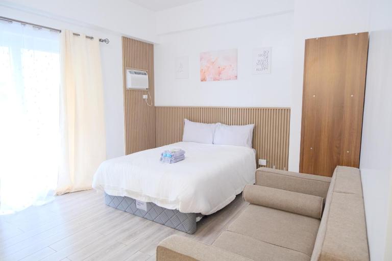 Airport Gem with Pool and Gym - B&B Pusok