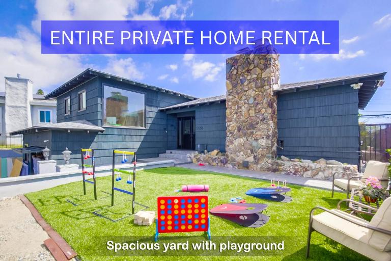 Entire Private Home with Gated Yard, 100 inch TV, 1 Gbps WiFi, 3 Bedrooms 2 Bathrooms Available Now - B&B San Diego