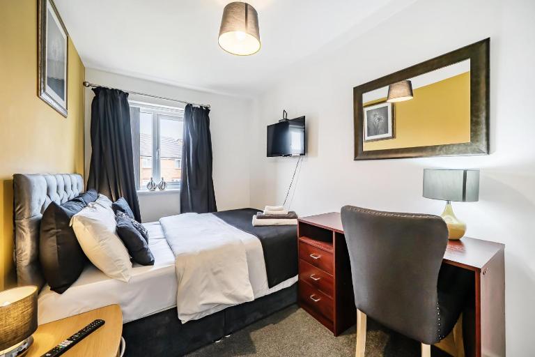 Bright 4 Bedroom Home in Walsall, Free Parking and for EVs - Bed and Breakfast Walsall
