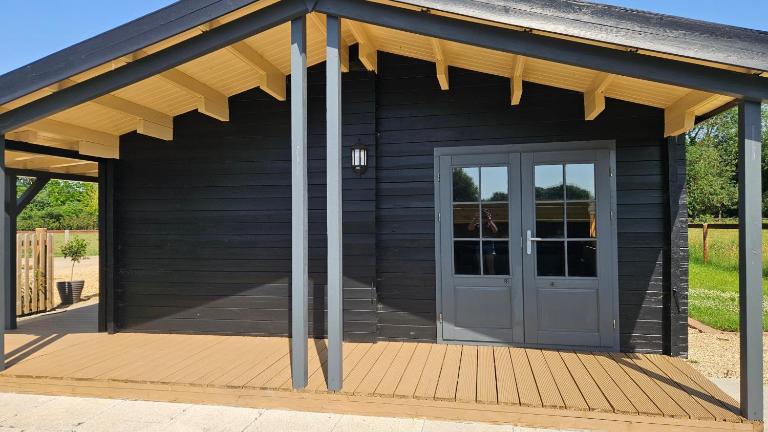 Cabin - Sleeps 6 - Free Parking & Garden - B&B Cambridge