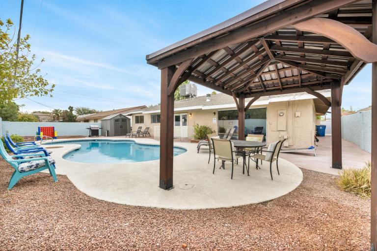 LV Amazing Single Story - Private Pool Games BBQ - B&B Las Vegas