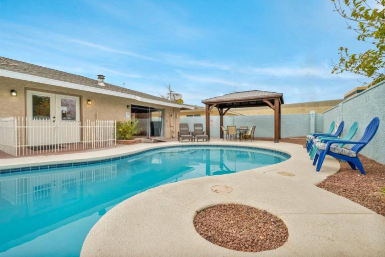 LV Amazing Single Story - Private Pool Games BBQ - Bed and Breakfast Las Vegas