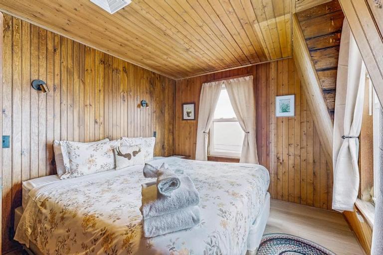 Dog-friendly, bayfront home - gorgeous ocean views, private balcony & fireplace - B&B East Boothbay