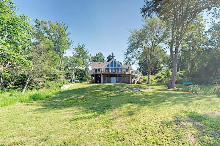 Renovated waterfront cottage with expansive deck, multiple fireplaces, & grill - Ferienwohnung Lamoine Beach