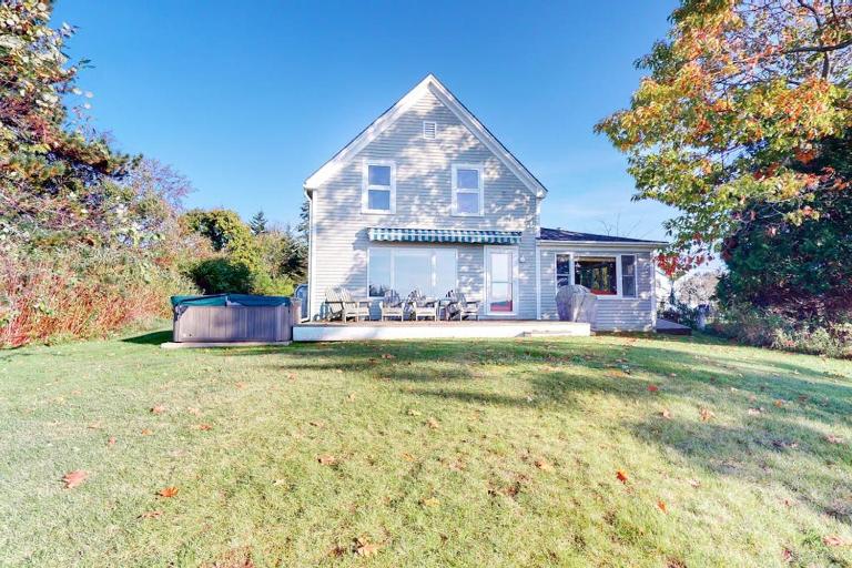 Bayfront house on Port Clyde Harbor with views, hot tub, beach access - B&B Port Clyde