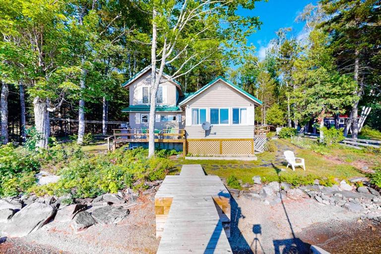 Vintage lakefront cabin with incredible water views, private dock & pebble beach - B&B The Highlands