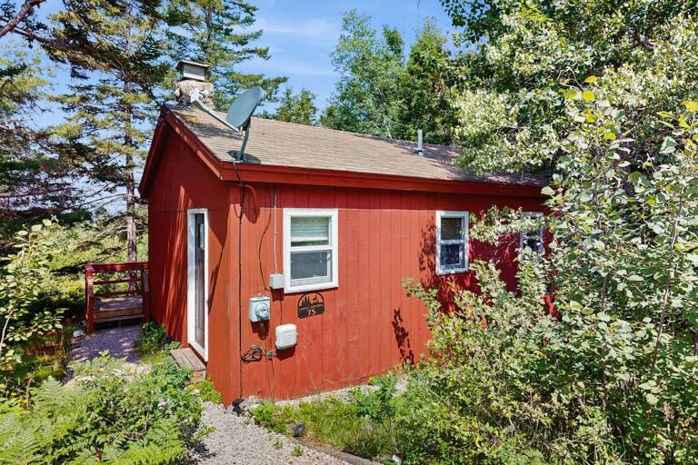 Secluded Sunset Point mountain top cabin, wifi, Dish TV, firepit - Ferienwohnung Bar Harbor