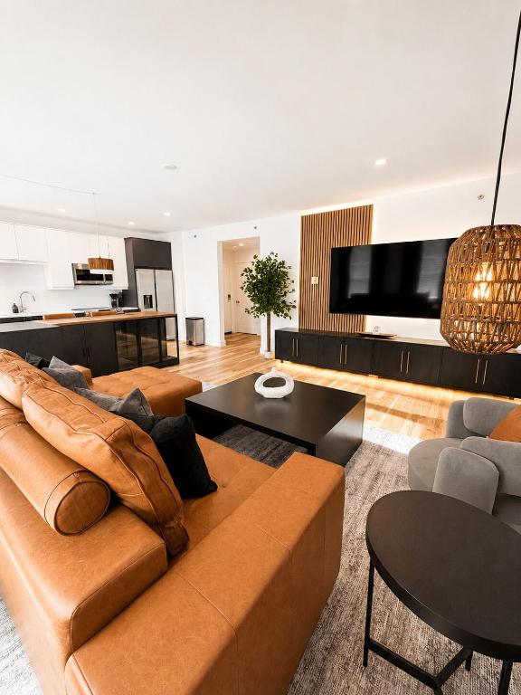 Ivory Oasis Walkable Buckhead Stay with 85 Inch TV and Free Parking - B&B Atlanta