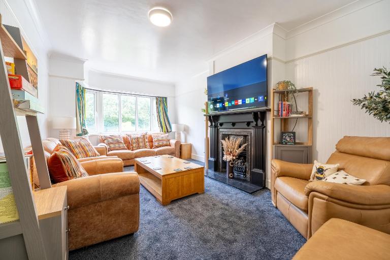 4-Bed Sutton Home, Games Room & Parking, Sleeps 8 - Ferienwohnung Birmingham