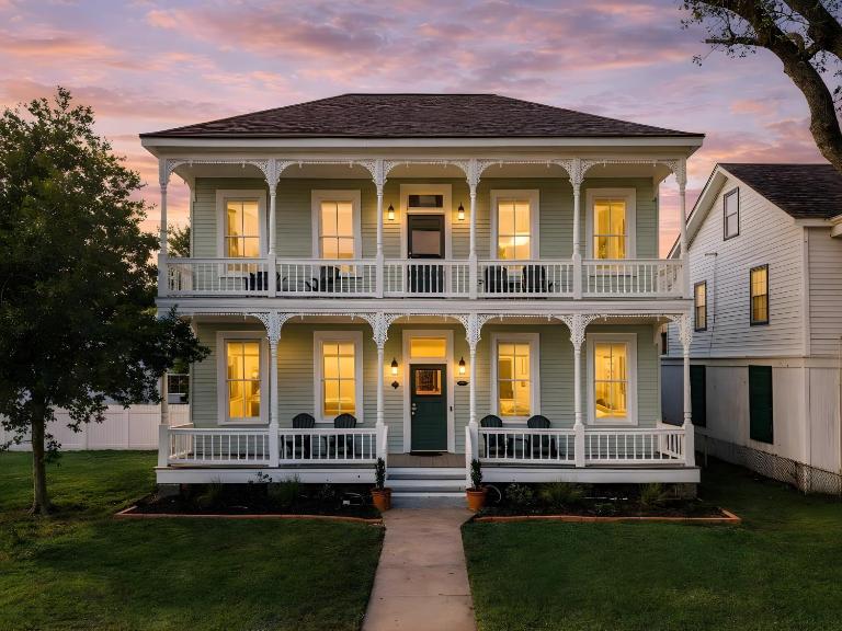 Sand and Sea Manor - B&B Galveston