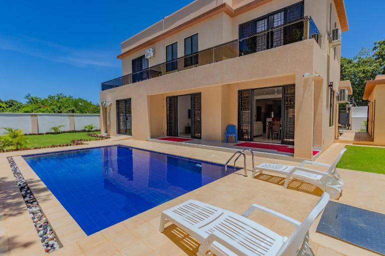 Coastal Haven with Private Pool, AC, and Starlink Internet - B&B Diani Beach