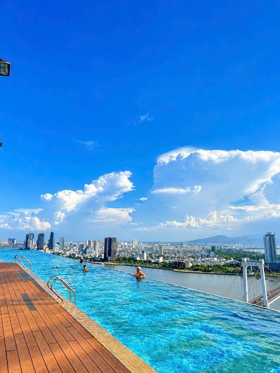 Golden Bay Apartment I Sea View I City View I Infinity pool - Chambres d'hôtes Đà Nẵng