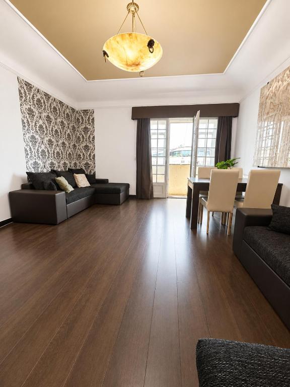 Panorama Apt at Vörösmarty Square with Mini BLCNY - B&B Budapest