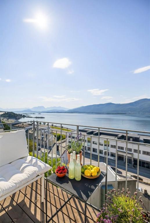 Bright and modern penthouse apartment in the center of Ålesund! - B&B Ålesund