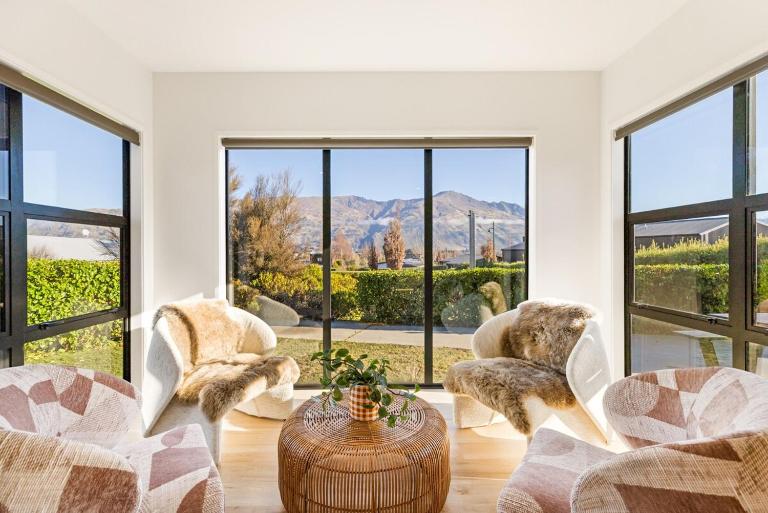 Modern Wanaka Home with Mountain Views - B&B Wanaka