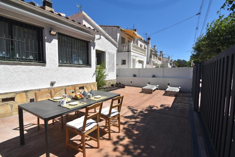 Empuriabrava Byblos Acogedora casa con jardín privado y piscina comunitaria en Empuriabrava Costa Brava - Bed and Breakfast Empuriabrava