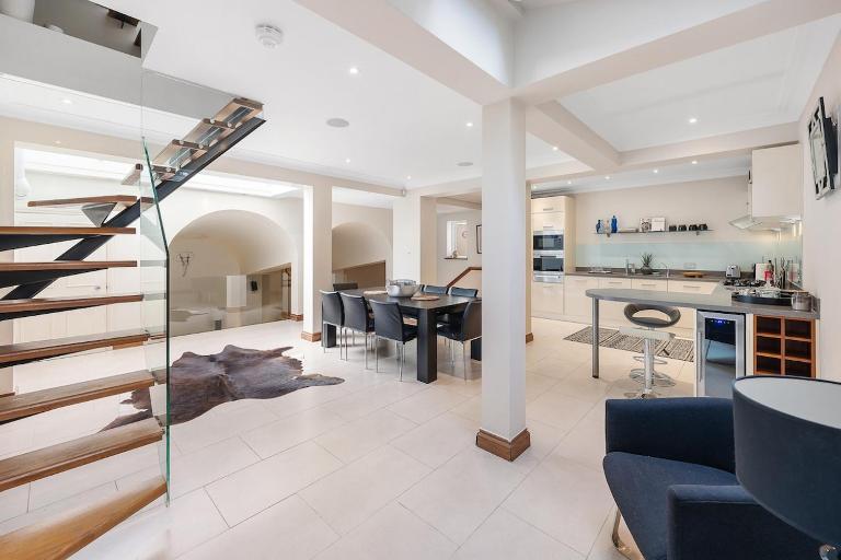 Stunning 3-Bed Townhouse in Central London - Bed and Breakfast Londen