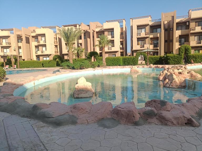 'Chalet with a Lagoon and Pool View in Blue Pay Assia 'Families Only - Chambres d'hôtes Al ‘Ayn as Sukhnah