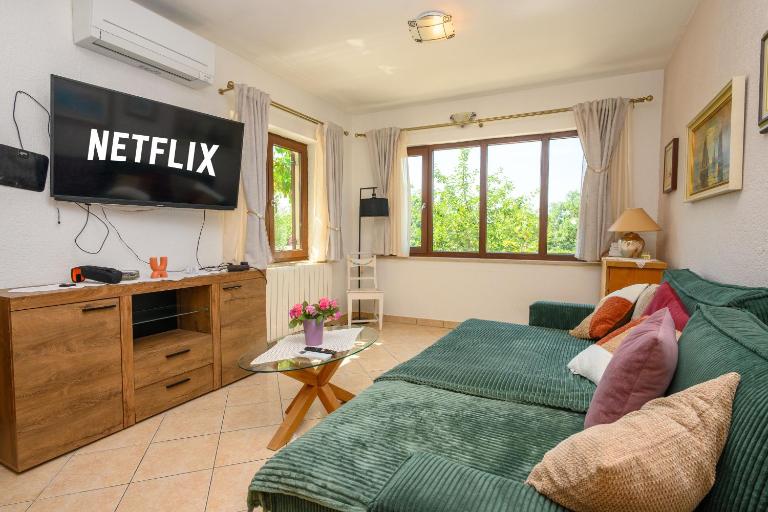 Apartment with king bed and free parking, 200m from sea - B&B Cirquenizza